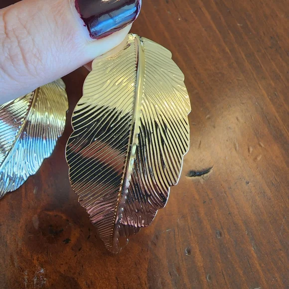 Zara curvy leaf earrings - Picture 4 of 6